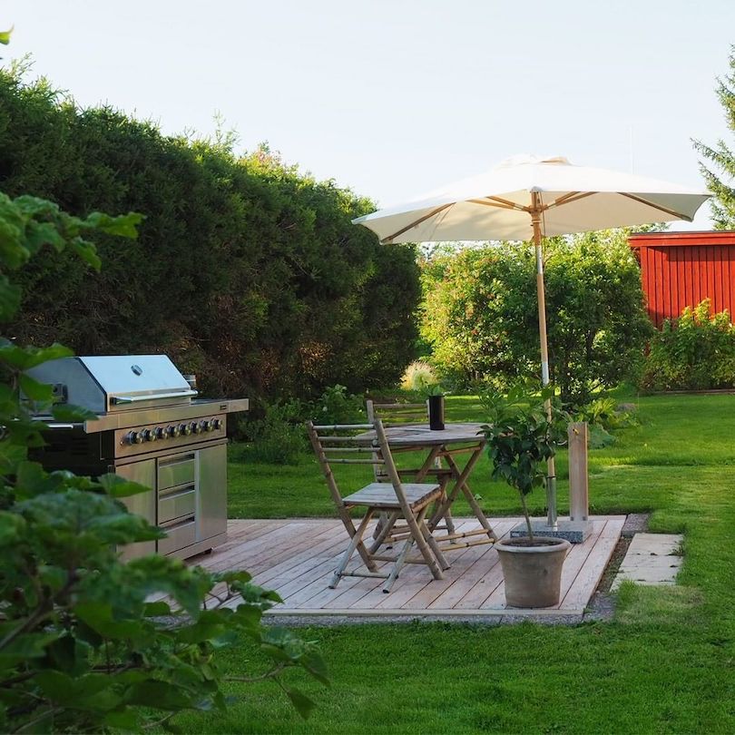 Compact Outdoor BBQ Idea for tiny garden 